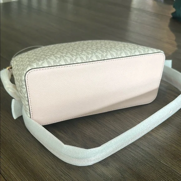 Michael Kors White Crossbody Bag - Picture 7 of 9